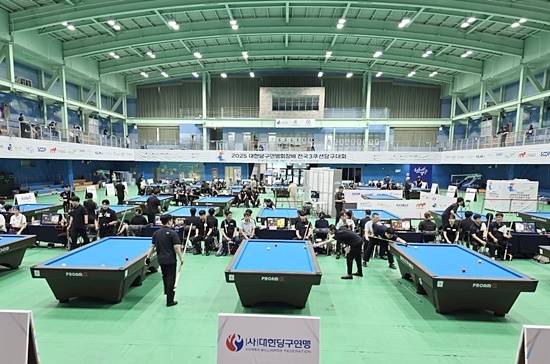 2025 대한당구연맹회장배 전국3쿠션당구대회가 18일 강원도 양구 청춘체육관에서 개막했다. 22일까지 이어지는 이번 대회에는 남녀선수 및 동호인 1200여명이 참가한다. (사진=대한당구연맹)