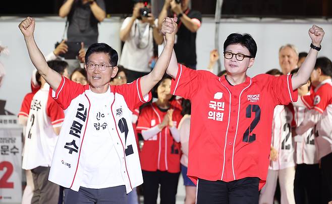 김문수 전 국민의힘 대선후보가 지난 2일 서울시청 앞 서울광장에서 열린 피날레 유세에서 한동훈 전 대표의 손을 잡고 지지를 호소하는 모습. [사진 출처 = 연합뉴스]