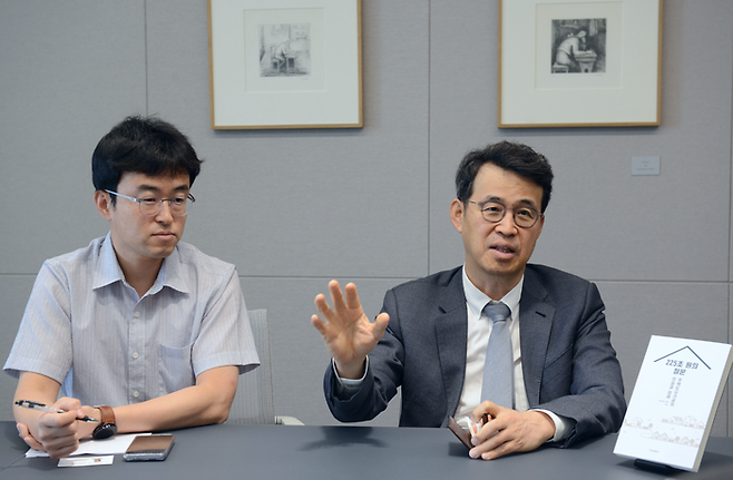 매일경제와 인터뷰중인 유욱 재단법인 동천 이사장(오른쪽)과 이성영 동천 주거공익법센터 연구원.<사진제공=법무법인 태평양>
