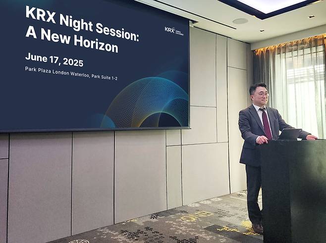 한국거래소 파생상품시장본부는 지난 17일 영국 런던에서 ‘KRX 파생상품 투자설명회’를 열고 현지 주요 기관투자자들을 대상으로 K-파생시장 글로벙 마케팅 활동을 전개했다. [사진 = 한국거래소]