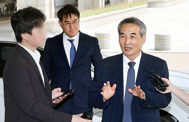 윤석열 전 대통령의 부인 김건희 여사 의혹 관련 사건을 맡은 민중기 특별검사와 김형근 특검보(왼쪽)가 18일 오후 서울고등검찰청에서 박세현 검사장과 면담을 위해 이동하고 있다. [사진 = 뉴스1]