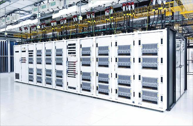 AI 데이터센터는 막대한 전력을 소비한다. 중장기적으로는 전력 효율화를 통해, AI가 잡아먹는 전력 소비량을 줄여야 한다는 목소리가 나온다. 사진은  SK브로드밴드 가산 IDC에 구축된 AI 데이터센터(AIDC) 모습. (SKT 제공)