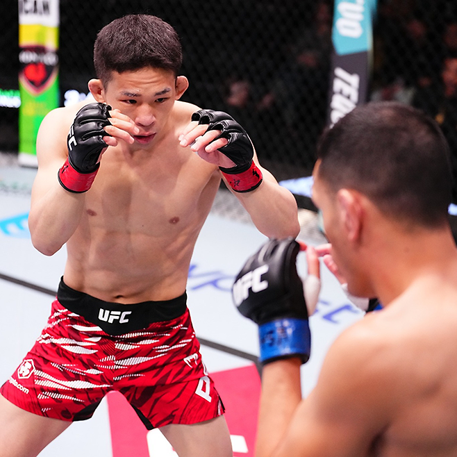 Road to UFC 시즌1 우승자 박현성이 2025년 5월 미국 네바다주 엔터프라이즈 UFC on ESPN+ 114 플라이급 제2경기로 제1회 국제종합격투기연맹 세계선수권대회 금메달리스트 카를로스 에르난데스를 상대하고 있다. 사진=TKO