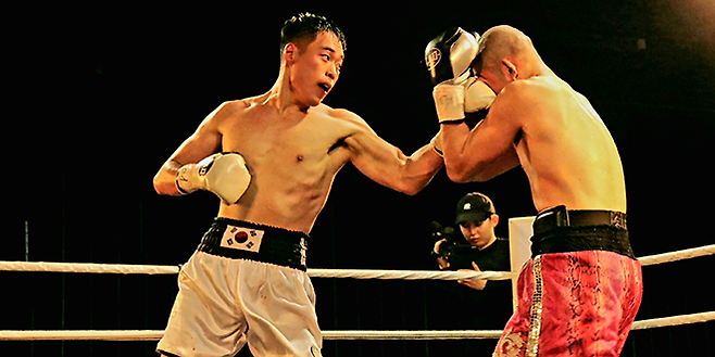 최종인이 2025년 6월 부산광역시 농심호텔 허심청 대청홀 특설링 사단법인 한국복싱커미션 라이트헤비급 챔피언 결정전에서 윤종대를 공격하고 있다. 사진=KBM