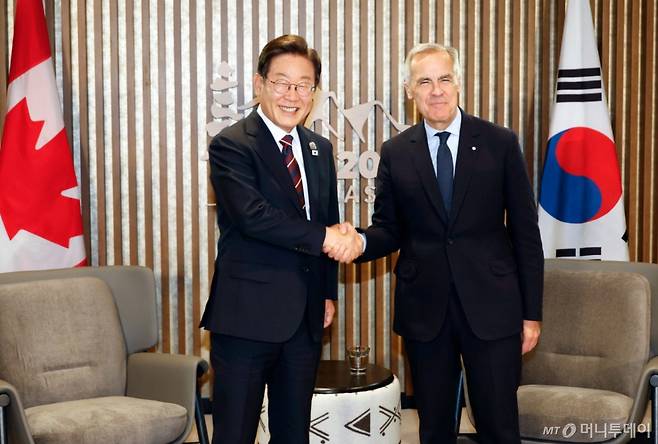 [카나나스키스(캐나다)=뉴시스] 최진석 기자 = 이재명 대통령이 17일(현지 시간) 캐나다 앨버타주 카나나스키스 주요 7개국(G7) 정상회의장에서 열린 한-캐나다 정상회담에서 마크 카니 캐나다 총리와 악수하며 기념촬영을 하고 있다. 2025.06.18. myjs@newsis.com /사진=최진석