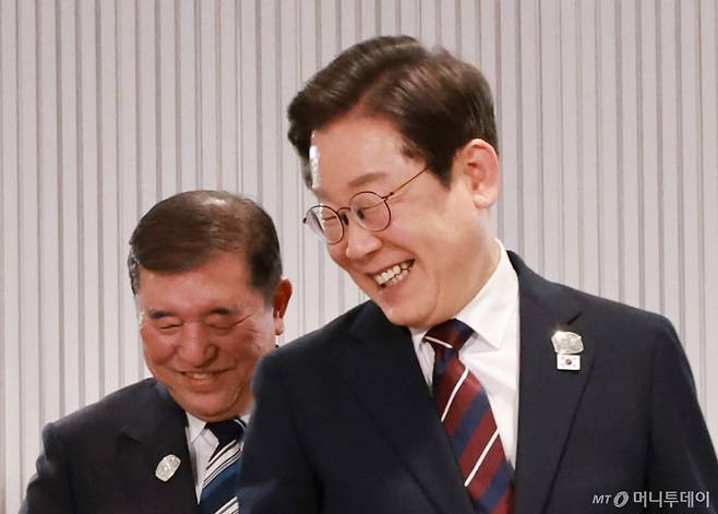 [카나나스키스(캐나다)=뉴시스] 최진석 기자 = 이재명 대통령이 17일(현지 시간) 캐나다 앨버타주 캐내내스키스 주요 7개국(G7) 정상회의장에서 열린 한일 정상회담에서 이시바 시게루 일본 총리와 자리를 바꾸며 밝게 웃고 있다. 2025.06.18. myjs@newsis.com /사진=