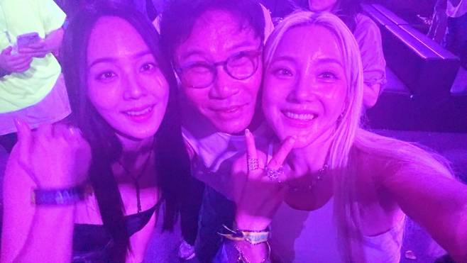 이수만 전 SM엔터테인먼트 총괄 프로듀서가 S.E.S. 출신 유진·바다와 얼굴을 맞대고 사진을 찍었다. /사진=인스타그램 갈무리