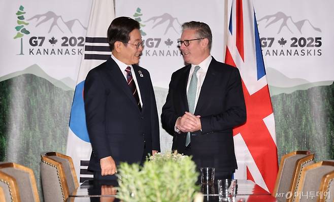 [카나나스키스(캐나다)=뉴시스]  이재명 대통령이 17일(현지 시간) 캐나다 앨버타주 카나나스키스 주요 7개국(G7) 정상회의장에서 키어 스타머 영국 총리를 만나 한-영국 정상회담을 하고 있다. 2025.06.18.