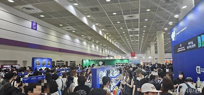 18일 서울 강남구 코엑스에서 열린 '2025 서울국제도서전'에서 관람객들이 전시 부스에 들어가기 위해 기다리고 있다. / 사진 = 오진영 기자