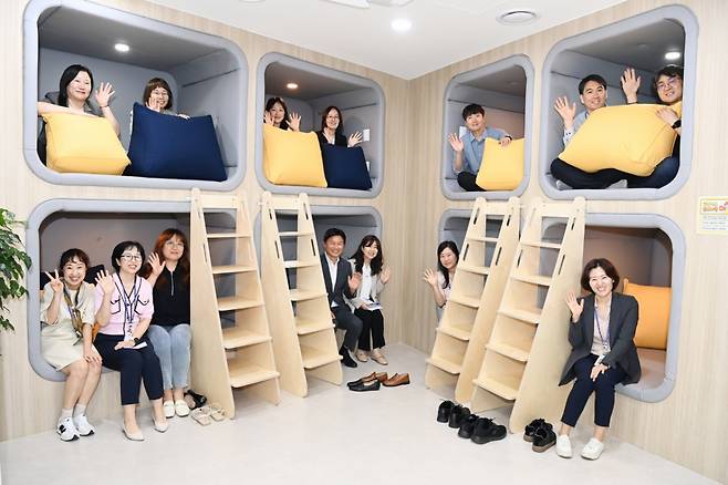 조용익 부천시장과 직원들이 원종동에 새롭게 개소한 '오정청년공간'을 단체사진./사진제공=부천시