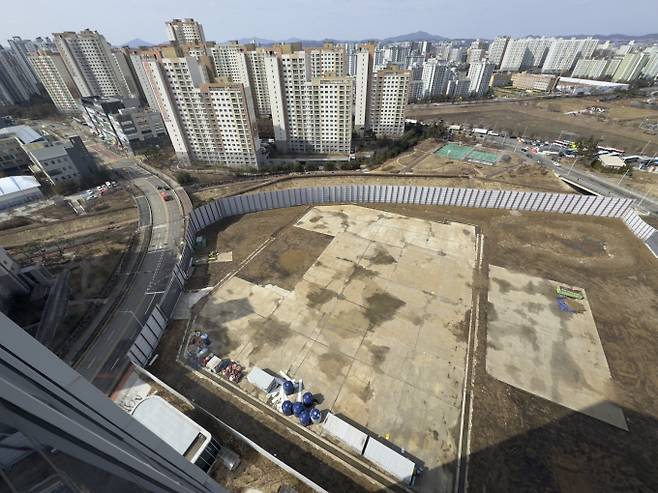 기업들이 수도권에 몰리는 데에는 나름의 이유가 있는데 한국데이터센터연합회에 따르면 데이터센터가 수도권에서 100km 이상 떨어질 경우 통신회선 요금만 연간 50억원 이상 증가하는 것으로 나타났다.사진은 지난 3월3일 경기 김포시 구래동에 위치한 디지털리얼티의 '디지털 서울 2(ICN11)' 데이터센터 건설현장 전경. /사진=머니투데이