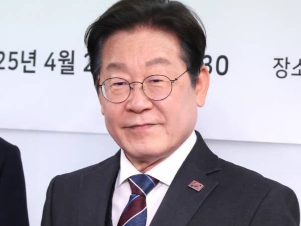 12·3 비상계엄으로 피해를 입은 소상공인에 '활력회복지원금' 지급하는 방안을 검토 중이다. 사진은 더불어민주당 이재명 대표와 송치영 소상공인연합회장이 지난 4월2일 서울 여의도에서 열린 소상공인연합회 민생경제 현장 간담회에서 기념촬영을 하고 있는 모습. /사진=뉴스1(국회사진취재단)