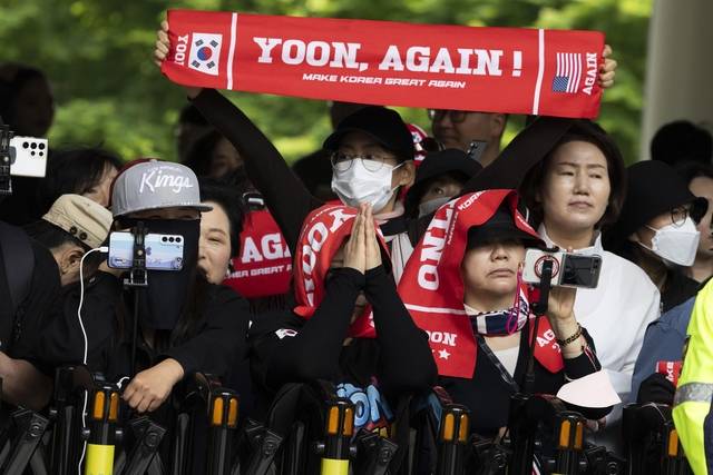 내란 우두머리 혐의, 직권남용 권리행사방해 혐의 사건으로 기소된 윤석열 전 대통령이 19일 오전 공판을 받기 위해 서울 서초구 중앙지법으로 출석하자 지지자들이 ‘윤석열 대통령‘을 연호하고 있다. 맨 앞줄에는 휴대전화로 생중계를 하는 듯한 지지자들이 보인다. 뉴시스