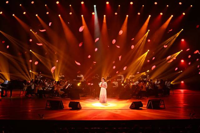 가수 이미자는 4월 열린 고별공연에서 여전히 낭랑한 목소리로 ‘동백아가씨’를 불렀다. 당초 후배들과 함께 부르려 했으나 “이미자의 ‘동백아가씨’를 원하는 관객들이 실망할 것”이라는 남편의 조언에 마음을 고쳐먹었다.  쇼당이엔티 제공