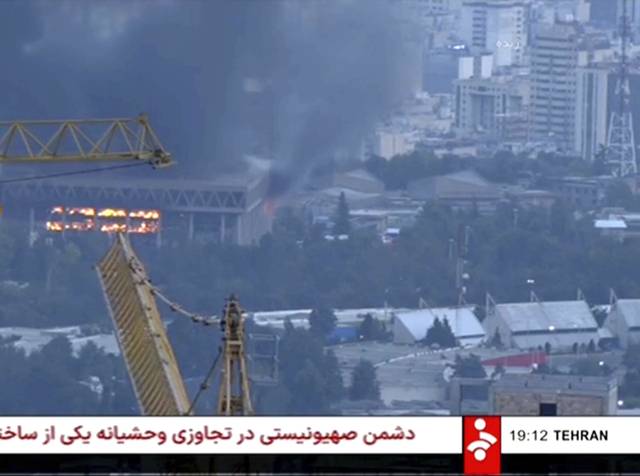 폭격으로 불에 타고 있는 이란 테헤란의 국영방송 본부 건물. 이란 국영TV 보도화면 캡처. AP 뉴시스