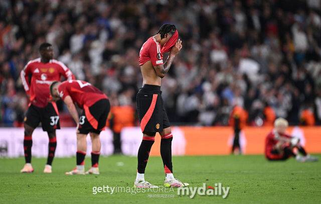 맨유선수들이 유로파 리그 결승전에서 토트넘에 패한 후 허탈해 하고 있다./게티이미지코리아
