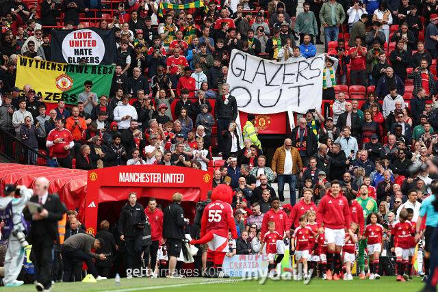 맨유는 2024-25시즌 프리미어 리그에서 18번이나 패했다. 맨유 팬들은 최대 지분을 갖고 있는 글레이저 가문이 손을 떼야 한다고 주장하고 있다. /게티이미지코리아
