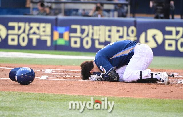 2025년 6월 17일 오후 서울 잠실구장에서 진행된 '2025 신한 SOL뱅크 KBO 리그' NC 다이노스와 LG 트윈스의 경기.NC 박건우가 2회초 1사 1루서 LG 선발투수 에르난데스의 투구에 머리를 맞고 고통스러워하고 있다./마이데일리