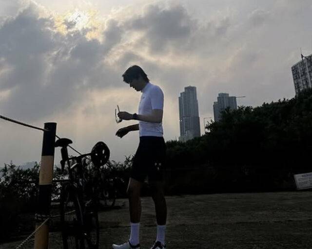 이민호가 한강에서 해가 질 때까지 자전거를 타 눈길을 끌고 있다. / 이민호 소셜미디어