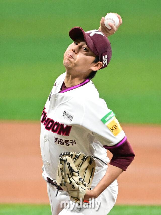 2025년 6월 18일 오후 서울 고척스카이돔에서 열린 '2025 신한 SOL뱅크 KBO 리그' SSG 랜더스와 키움 히어로즈의 경기. 키움 선발투수 하영민이 역투하고 있다./고척=유진형 기자 zolong@mydaily.co.kr