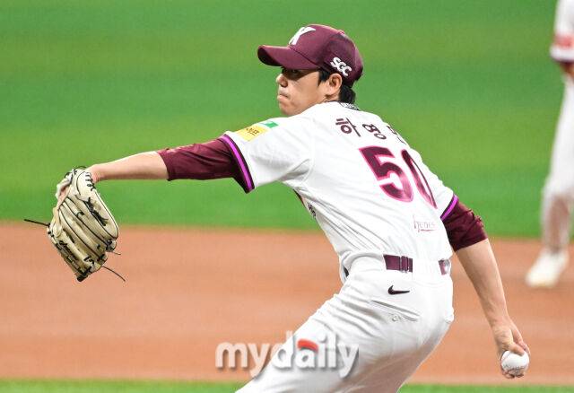 2025년 6월 18일 오후 서울 고척스카이돔에서 열린 '2025 신한 SOL뱅크 KBO 리그' SSG 랜더스와 키움 히어로즈의 경기. 키움 선발투수 하영민이 역투하고 있다./고척=유진형 기자 zolong@mydaily.co.kr