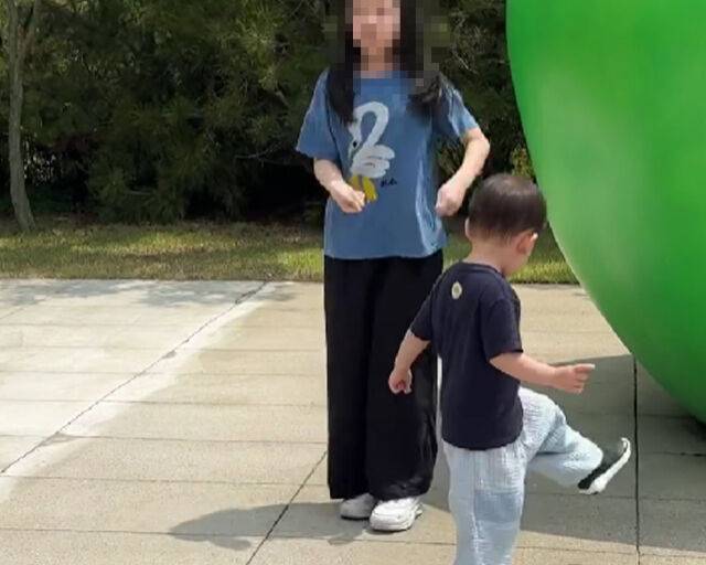 윤승아의 아들이 신이나 춤을 추기 시작했다. / 윤승아 소셜미디어