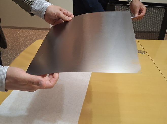 국내 유력 철강 기업에서 생산한 무방향성 전기강판. 명함두께에 가까울 정도로 얇은 형상으로  중국에서 우회수입되는 후판과는 확연이 다른 형태다. [사진=김성우 기자]