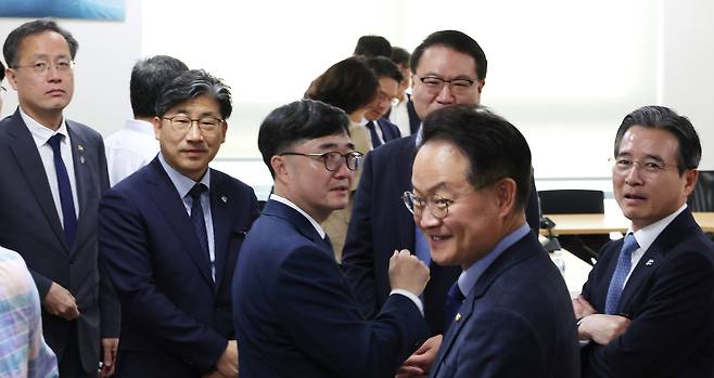 대통령실 김용범 정책실장(오른쪽)과 더불어민주당 허영 원내정책수석부대표 등이 18일 서울 여의도 국회 의원회관에서 대통령실과 정부, 여당 등이 함께하는 추경안 관련 비공개 회의에 참석해 대화하고 있다. [연합]