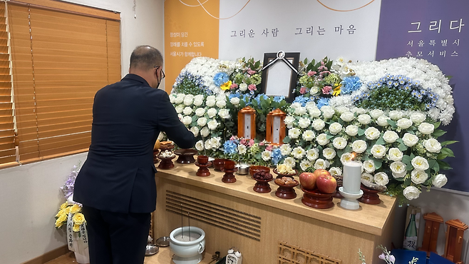 경기 고양시 서울시립승화원 2층 ‘그리다’ 빈소에서 무연고 사망자 유모 씨와 신모 씨의 장례식이 치러졌다. 텅빈 영정사진이 눈에 띈다.  경예은 기자