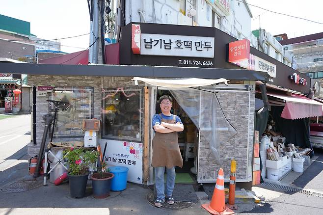 서울 성북구 정릉시장에서 ‘남기남호떡만두’를 운영하는 황기남 사장  [성북구 제공]