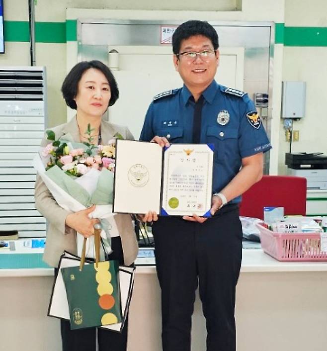 18일 최대근 울릉경찰서장이 보이스피싱 피해를 예방한 울릉농협 하애자 과장에게 감사장을 전달하고 있다 [울릉경찰서 제공]