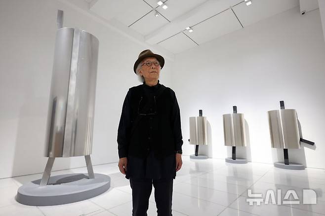 [서울=뉴시스] 박진희 기자 =17일 아라리오갤러리 서울에서 '세계는 세계화한다' 개인전을 연 엄태정 조각가가 알루미늄 대형 시작 '낯선자의 은신처' 작품 앞에서 포즈를 취했다. 2025.06.17. pak7130@newsis.com