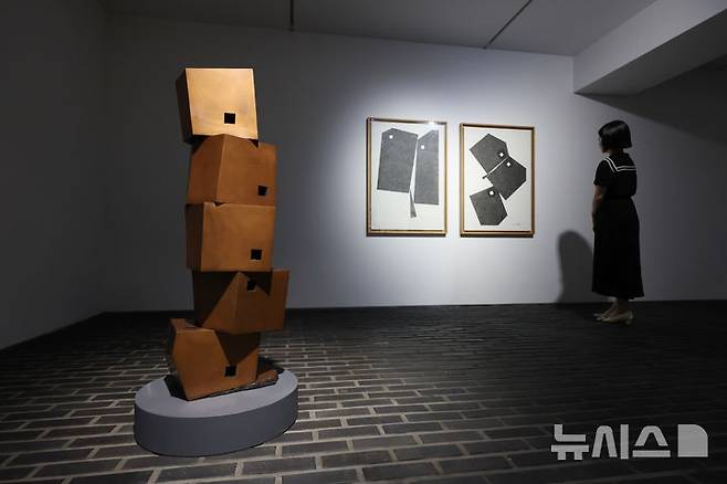 [서울=뉴시스] 박진희 기자 = 아라리오갤러리 서울 엄태정 개인전 '세계는 세계화한다' 전시 전경. 2025.06.17. pak7130@newsis.com