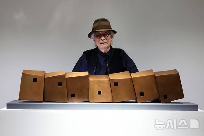 [서울=뉴시스] 박진희 기자 = 서울 종로구 아라리오갤러리 서울에서 개인전 '세계는 세계화한다'를 연 엄태정 조각가. 2025.06.17. pak7130@newsis.com