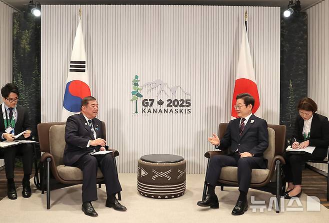 [카나나스키스(캐나다)=뉴시스] 최진석 기자 = 이재명 대통령이 17일(현지 시간) 캐나다 앨버타주 캐내내스키스 주요 7개국(G7) 정상회의장에서 이시바 시게루 일본 총리와 한일 정상회담을 하고 있다. 2025.06.18. myjs@newsis.com