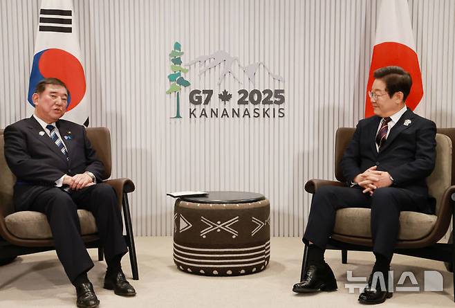 [카나나스키스(캐나다)=뉴시스] 최진석 기자 = 이재명 대통령이 17일(현지 시간) 캐나다 앨버타주 캐내내스키스 주요 7개국(G7) 정상회의장에서 이시바 시게루 일본 총리와 한일 정상회담을 하고 있다. 2025.06.18. myjs@newsis.com
