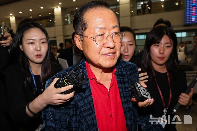 [인천공항=뉴시스] 권창회 기자 = 국민의힘 대선 후보 경선에서 탈락한 뒤 정계 은퇴를 선언하고 하와이에 체류했던 홍준표 전 대구시장이 17일 인천 중구 인천국제공항 제1터미널을 통해 귀국한 뒤 이동하고 있다. 2025.06.17. kch0523@newsis.com
