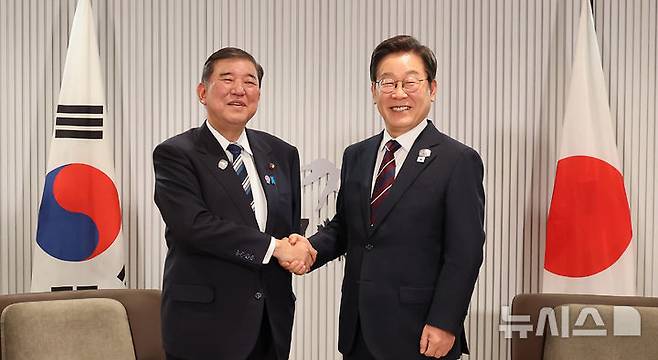 [캐내내스키스(캐나다)=뉴시스] 최진석 기자 = 이재명 대통령이 17일(현지 시간) 캐나다 앨버타주 캐내내스키스 주요 7개국(G7) 정상회의장에서 이시바 시게루 일본 총리와 한일 정상회담에 앞서 악수하고 있다. 2025.06.18. myjs@newsis.com