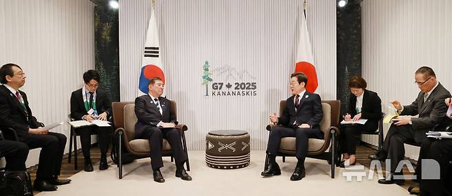 [캐내내스키스(캐나다)=뉴시스] 최진석 기자 = 이재명 대통령이 17일(현지 시간) 캐나다 앨버타주 캐내내스키스 주요 7개국(G7) 정상회의장에서 이시바 시게루 일본 총리와 한일 정상회담을 하고 있다. 2025.06.18. myjs@newsis.com