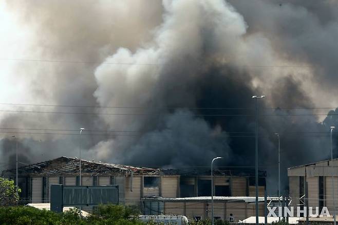 [헤르츨리야=신화/뉴시스] 17일(현지 시간) 이스라엘 텔아비브 인근 해안 도시 헤르츨리야에서 이란의 미사일 공격으로 연기가 치솟고 있다. 이스라엘과 이란 간 무력 충돌로 지금까지 이란에서 최소 244명, 이스라엘에서 24명이 숨진 것으로 전해졌다. 2025.06.18.