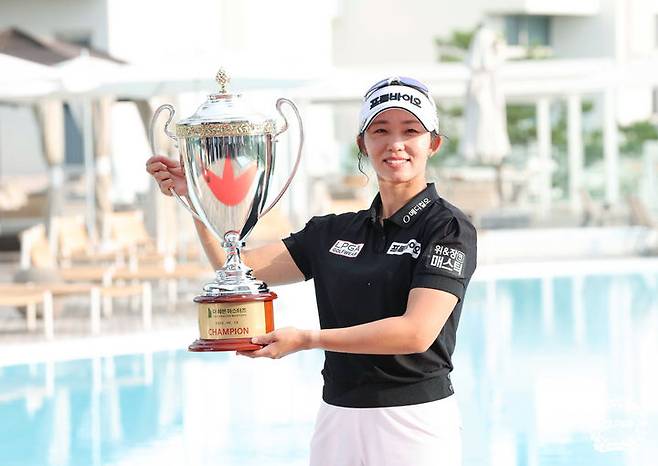 [서울=뉴시스] 최동준 기자 = 지난해 8월18일 경기 안산 더헤븐CC에서 열린 '더헤븐마스터즈'에서 우승을 차지한 배소현이 포즈를 취하고 있다. (사진=KLPGT 제공) 2024.08.18. photo@newsis.com *재판매 및 DB 금지