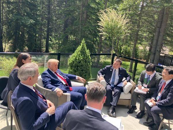 [서울=뉴시스]주요 7개국(G7) 정상회의 참석을 위해 캐나다를 방문했던 도널드 트럼프 미국 대통령과 이시바 시게루(石破茂) 일본 총리가 지난 16일(현지 시간) 약 30분 간 회담했다. 사진은 이시바 총리 엑스(X·구 트위터) 갈무리. <사진캡처=이시바 총리 엑스(@shigeruishiba)> 2025.06.18. *DB 및 재판매 금지.