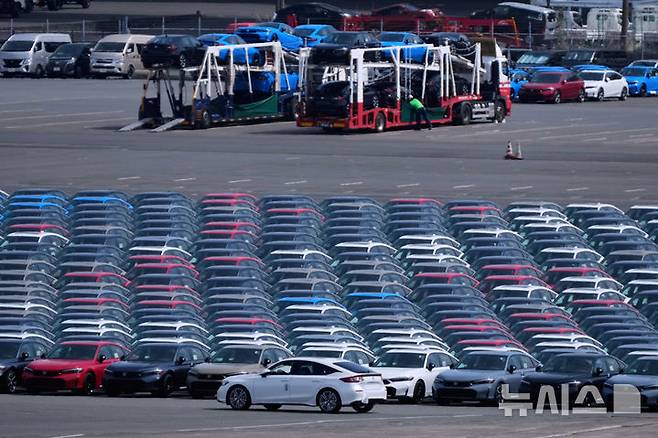 [요코하마=AP/뉴시스]지난 4월 8일 일본 요코하마 다이코쿠 차량 터미널 센터에 주차된 수출 차량들. 2025.06.18.