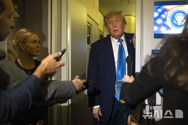 [미 에어포스 원=AP/뉴시스]도널드 트럼프 미 대통령이 16일 캐나다 캘거리에서 열린 주요 7개국(G7) 정상회담 일정을 단축, 워싱턴으로 조기 귀국하는 미 대통령 전용기 에어포스원에서 기자들과 이야기를 나누고 있다. 그는 이란 핵문제의 진정한 종식을 원하며, 이는 단지 이란과 이스라엘 간 휴전만이 아니라 이란이 핵을 '완전히' 포기하는 것을 의미한다고 말했다고 미 CBS 방송이 17일 보도했다. 2025.06.17.