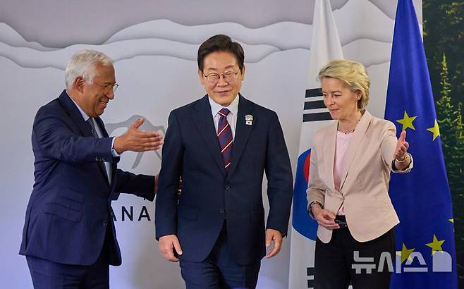 [캐내내스키스(캐나다)=뉴시스] 최진석 기자 = 이재명 대통령이 17일(현지 시간) 캐나다 앨버타주 캐내내스키스 주요 7개국(G7) 정상회의장에서 안토니오 코스타(왼쪽) 유럽연합 정상회의 상임의장과 우르줄라 폰데어라이엔 유럽연합 집행위원장과 기념촬영 후 이동하고 있다. (공동취재) 2025.06.18. myjs@newsis.com