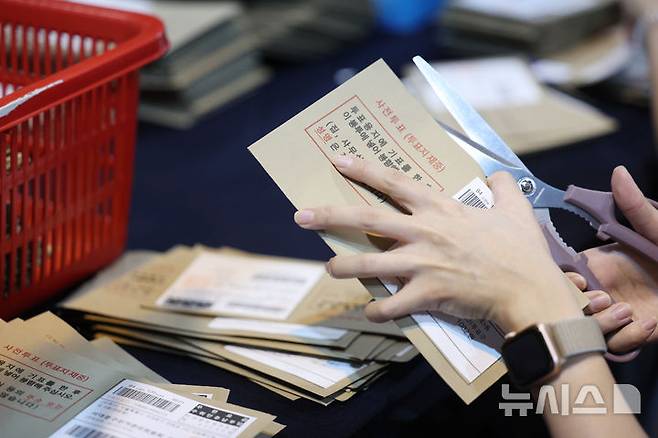 [서울=뉴시스] 김진아 기자 = 제21대 대통령 선거일인 3일 서울 서대문구 명지전문대 체육관에 마련된 개표소에서 사전투표 개표작업이 진행되고 있다. 2025.06.03. bluesoda@newsis.com. 사진은 기사 내용과 관련 없음.