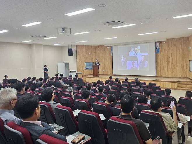 [진주=뉴시스]진주상의, 유성호 교수 초청 조찬 세미나.(사진=진주상의 제공).2025.06.18.photo@newsis.com *재판매 및 DB 금지
