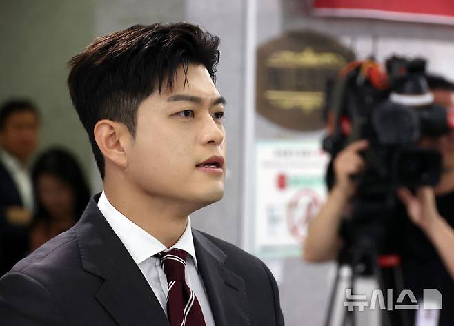 [서울=뉴시스] 고승민 기자 = 김용태국민의힘 비상대책위원장이 18일 서울 여의도 국회 의원회관에서 열린 군 공항 이전사업 국정과제 채택을 위한 국회 정책세미나 참석 후 백브리핑을 하고 있다. 2025.06.18. kkssmm99@newsis.com