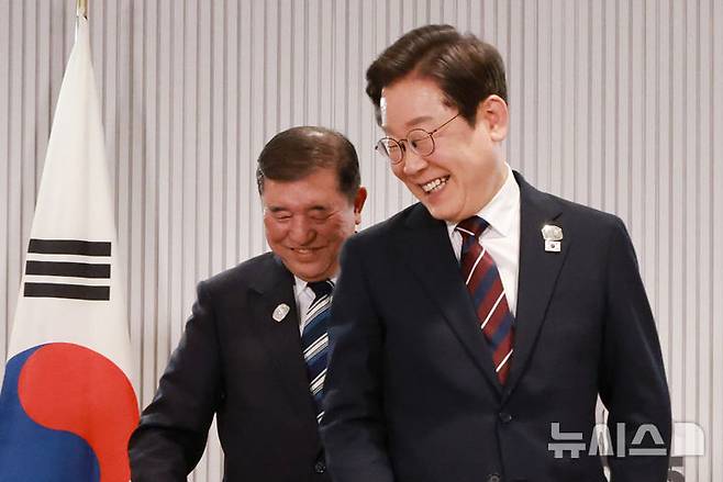 [카나나스키스(캐나다)=뉴시스] 최진석 기자 = 이재명 대통령이 17일(현지 시간) 캐나다 앨버타주 캐내내스키스 주요 7개국(G7) 정상회의장에서 열린 한일 정상회담에서 이시바 시게루 일본 총리와 자리를 바꾸며 밝게 웃고 있다. 2025.06.18. myjs@newsis.com