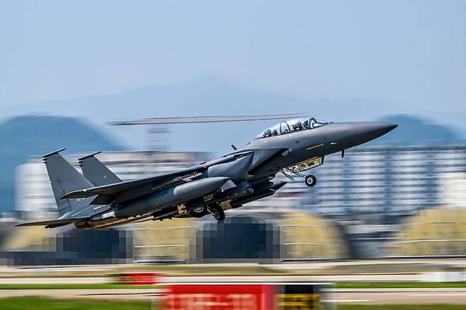 [서울=뉴시스] 한미일 전투기 공중훈련 참가를 위해 대구기지에서 이륙하고 있는 한국 공군 F-15K 전투기. (사진=공군 제공) 2025.06.18. photo@newsis.com *재판매 및 DB 금지